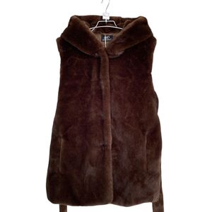 Gilet à capuche en fausse fourrure sans manches avec fermeture à boutons et ceinture