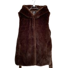 Gilet à capuche en fausse fourrure sans manches avec fermeture à boutons et ceinture