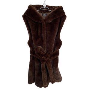 Gilet à capuche en fausse fourrure sans manches avec fermeture à boutons et ceinture