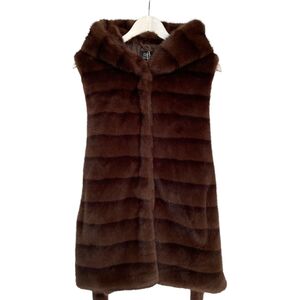 Gilet à capuche en fausse fourrure sans manches avec fermeture à boutons et ceinture