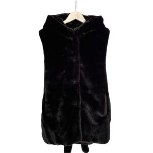 Gilet à capuche en fausse fourrure sans manches avec fermeture à boutons et ceinture