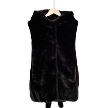 Gilet à capuche en fausse fourrure sans manches avec fermeture à boutons et ceinture