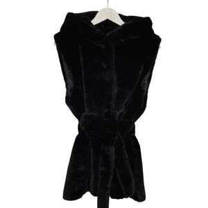 Gilet à capuche en fausse fourrure sans manches avec fermeture à boutons et ceinture
