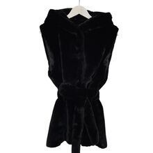 Gilet à capuche en fausse fourrure sans manches avec fermeture à boutons et ceinture