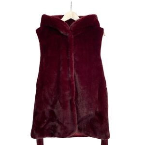 Gilet à capuche en fausse fourrure sans manches avec fermeture à boutons et ceinture