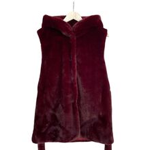 Gilet à capuche en fausse fourrure sans manches avec fermeture à boutons et ceinture