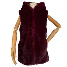 Gilet à capuche en fausse fourrure sans manches avec fermeture à boutons et ceinture