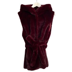 Gilet à capuche en fausse fourrure sans manches avec fermeture à boutons et ceinture
