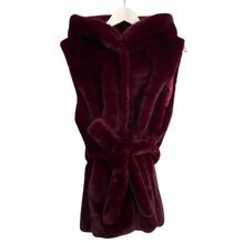 Gilet à capuche en fausse fourrure sans manches avec fermeture à boutons et ceinture