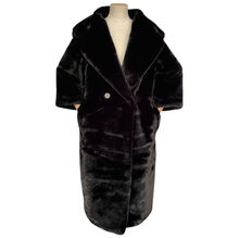 Long manteau oversize en fausse fourrure imite à la perfection le vison