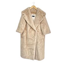 Long manteau oversize en fausse fourrure imite à la perfection le vison