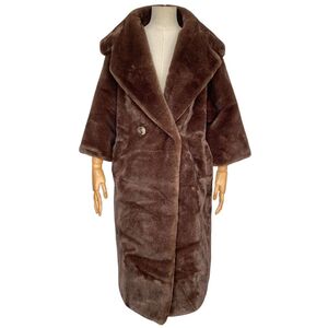 Long manteau oversize en fausse fourrure imite à la perfection le vison