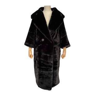 Long manteau oversize en fausse fourrure imite à la perfection le vison