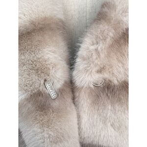 Manteau à capuche en fausse fourrure doux avec une ceinture