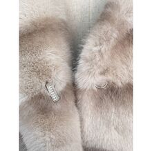 Manteau à capuche en fausse fourrure doux avec une ceinture