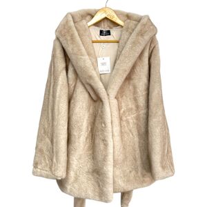 Manteau à capuche en fausse fourrure doux avec une ceinture