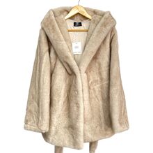 Manteau à capuche en fausse fourrure doux avec une ceinture