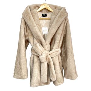Manteau à capuche en fausse fourrure doux avec une ceinture