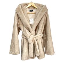 Manteau à capuche en fausse fourrure doux avec une ceinture