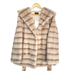 Manteau à capuche en fausse fourrure doux avec une ceinture