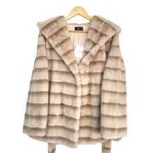 Manteau à capuche en fausse fourrure doux avec une ceinture