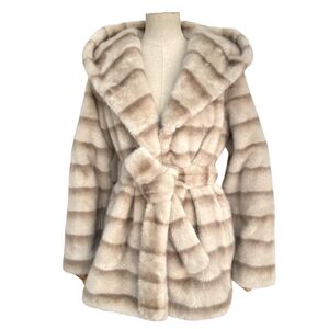 Manteau à capuche en fausse fourrure doux avec une ceinture