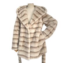 Manteau à capuche en fausse fourrure doux avec une ceinture