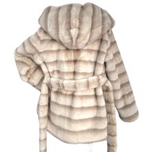 Manteau à capuche en fausse fourrure doux avec une ceinture