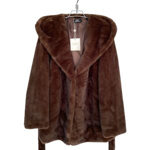 Manteau à capuche en fausse fourrure doux avec une ceinture