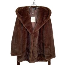 Manteau à capuche en fausse fourrure doux avec une ceinture