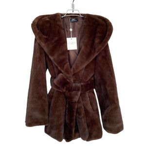 Manteau à capuche en fausse fourrure doux avec une ceinture