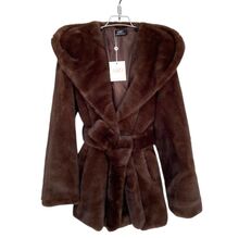 Manteau à capuche en fausse fourrure doux avec une ceinture