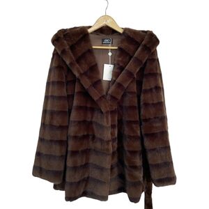 Manteau à capuche en fausse fourrure doux avec une ceinture