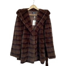 Manteau à capuche en fausse fourrure doux avec une ceinture