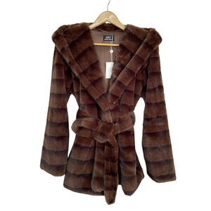 Manteau à capuche en fausse fourrure doux avec une ceinture