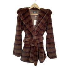 Manteau à capuche en fausse fourrure doux avec une ceinture