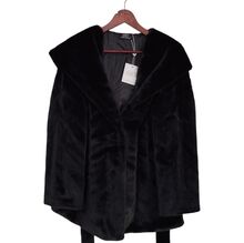 Manteau à capuche en fausse fourrure doux avec une ceinture