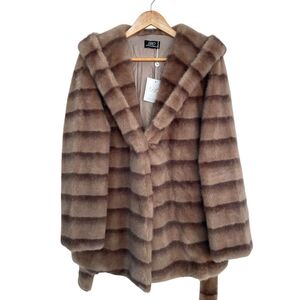 Manteau à capuche en fausse fourrure doux avec une ceinture