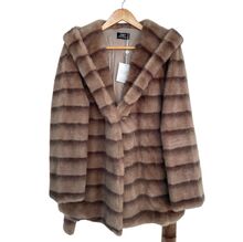 Manteau à capuche en fausse fourrure doux avec une ceinture