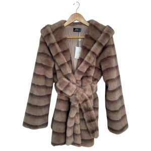 Manteau à capuche en fausse fourrure doux avec une ceinture