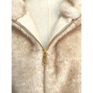 Gilet à capuche en fausse fourrure doux et sans manches avec fermeture zip à taille élastique