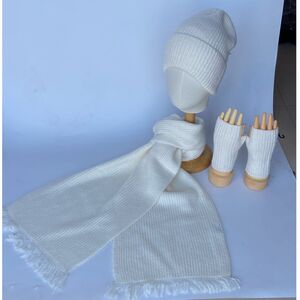 Ensembles d'hiver à écharpe à franges, bonnet à côtes et une paire de gants mitaines
