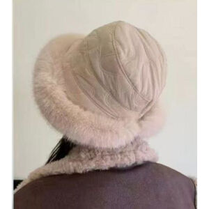 Chapeau bonnet d'hiver sublimé d’un contour en fausse fourrure - 3 pièces