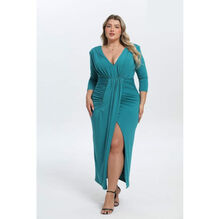 Robe longue de soirée grande taille avec des fronces gainantes et fente