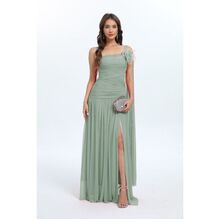 Robe longue drapée à fente et décolleté asymétrique parée de fleur détachable