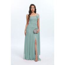 Robe longue drapée à fente et décolleté asymétrique parée de fleur détachable