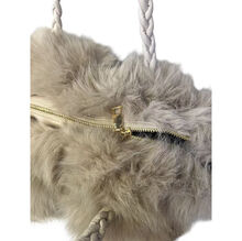 Sac fourre-tout plissé en fausse fourrure luxueuse à anses tressées