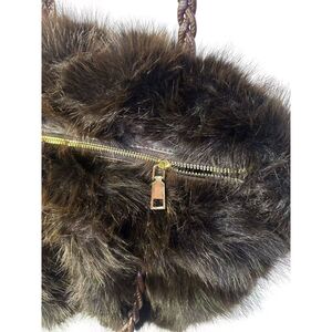 Sac fourre-tout plissé en fausse fourrure luxueuse à anses tressées