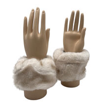Manchons de poignet pour femme conçus à partir de fausse fourrure