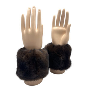 Manchons de poignet pour femme conçus à partir de fausse fourrure